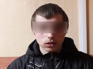 Юный грабитель пытался скрыться от правосудия под брезентом