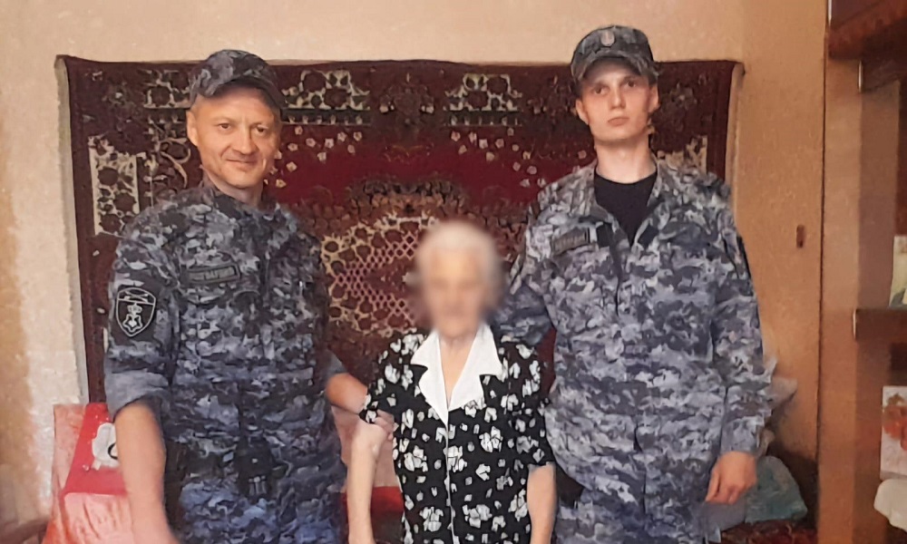 Омские росгвардейцы помогли пожилой женщине вернуться домой