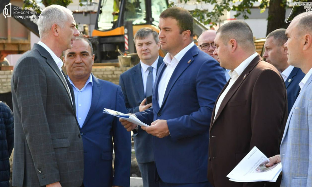 Виталий Хоценко проверил ход благоустройства общественных пространств в Омске