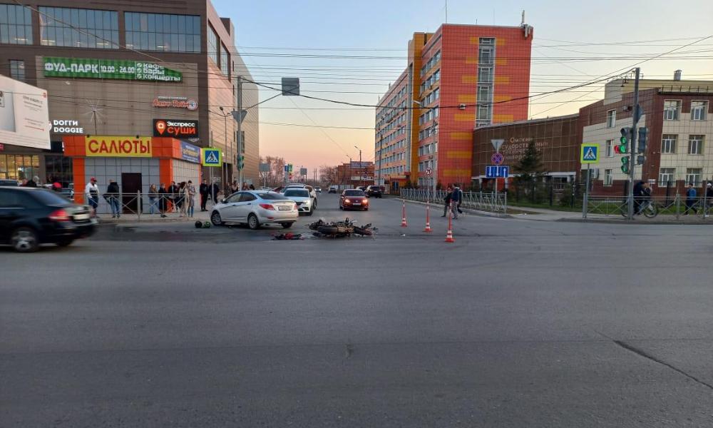 В Омске рядом с торговым центром несовершеннолетний мотоциклист въехал в иномарку 