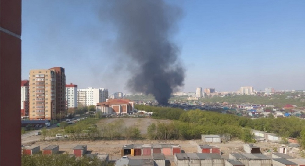 В Центральном округе Омска загорелся частный дом 