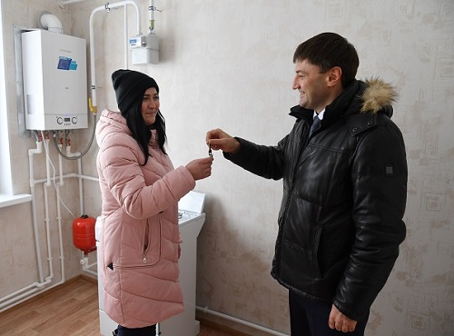 Жившие в контейнерных вагонах омичи переедут в квартиры
