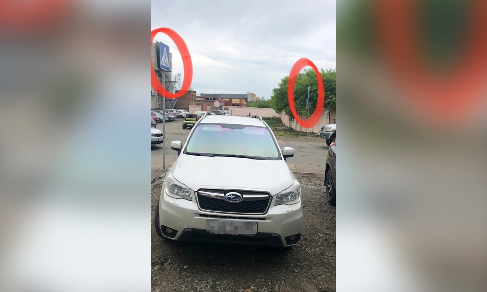 Омича оштрафовали за парковку вблизи пешеходного перехода 
