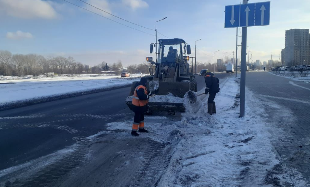 В Омске за минувшие выходные от снега и наледи очистили 143 остановки
