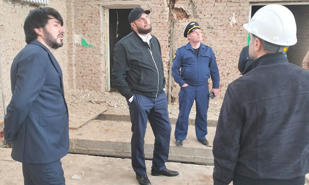 Сенатор Иван Евстифеев и прокурор Омска Павел Попов проверили ход ремонтных работ в школах Омска