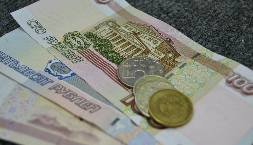 В декабре омичи получат выплаты по уходу за ребёнком сразу за два месяца 