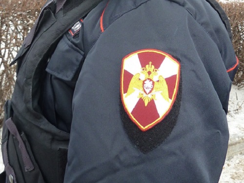 В Омске двое пьяных мужчин пытались скрыться от полиции на разбитой машине