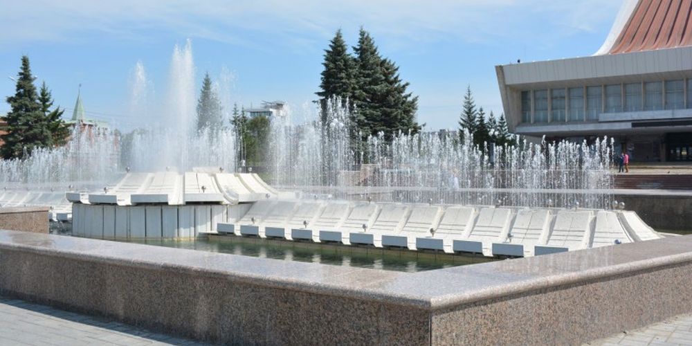 Мэр Омска по просьбе жителей продлил работу городских фонтанов до 23 часов 