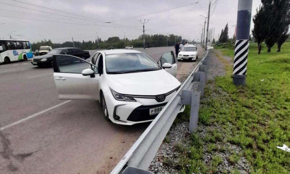 В Омске водитель иномарки погиб при столкновении с дорожным ограждением 