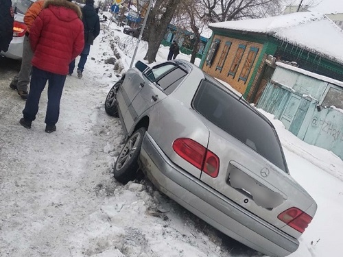 В Омске пьяный водитель на Mercedes не справился с управлением и попытался скрыться