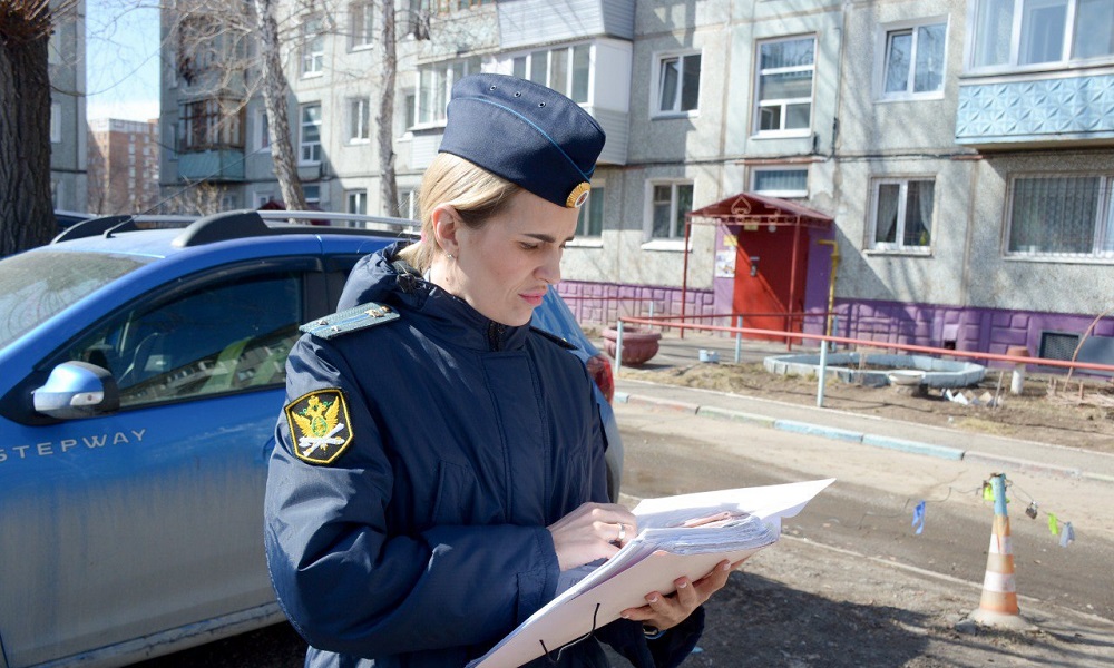 В Омске приставы помогли девушке вернуть квартиру, из которой её выгнала новая семья отца