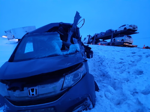 На трассе Омск - Тюмень минивэн спровоцировал аварию с двумя грузовиками