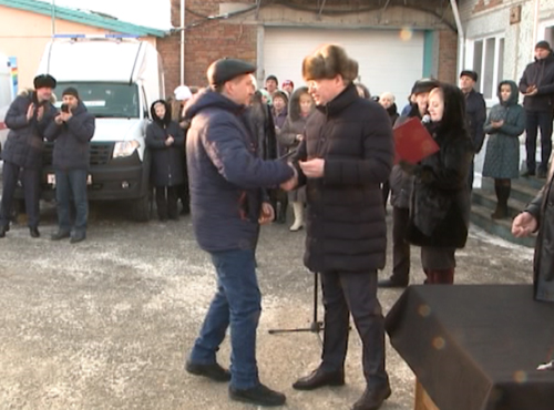 Александр Бурков вручил омским медикам ключи от скорых