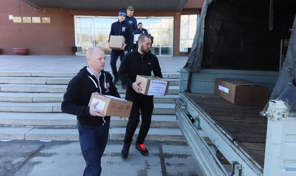  Омские боксёры помогли в погрузке гуманитарной помощи жителям Донбасса