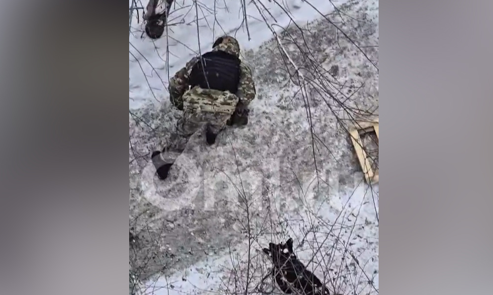 В центре Омска во дворе жилого дома очевидцы обнаружили гранату