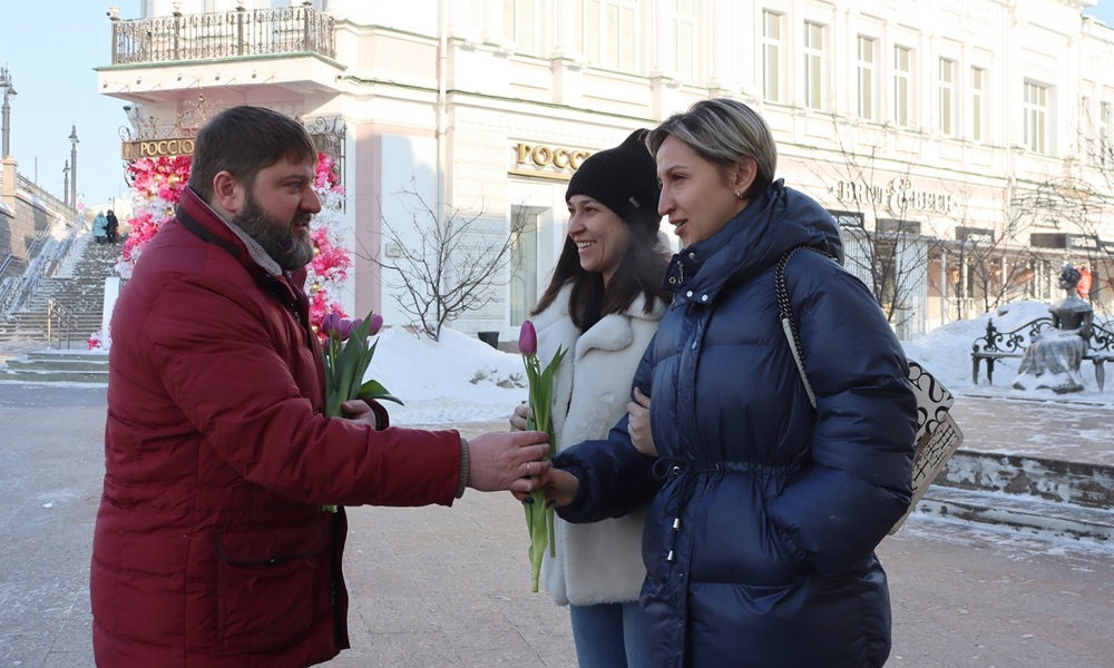 Омичек поздравили с 8 Марта