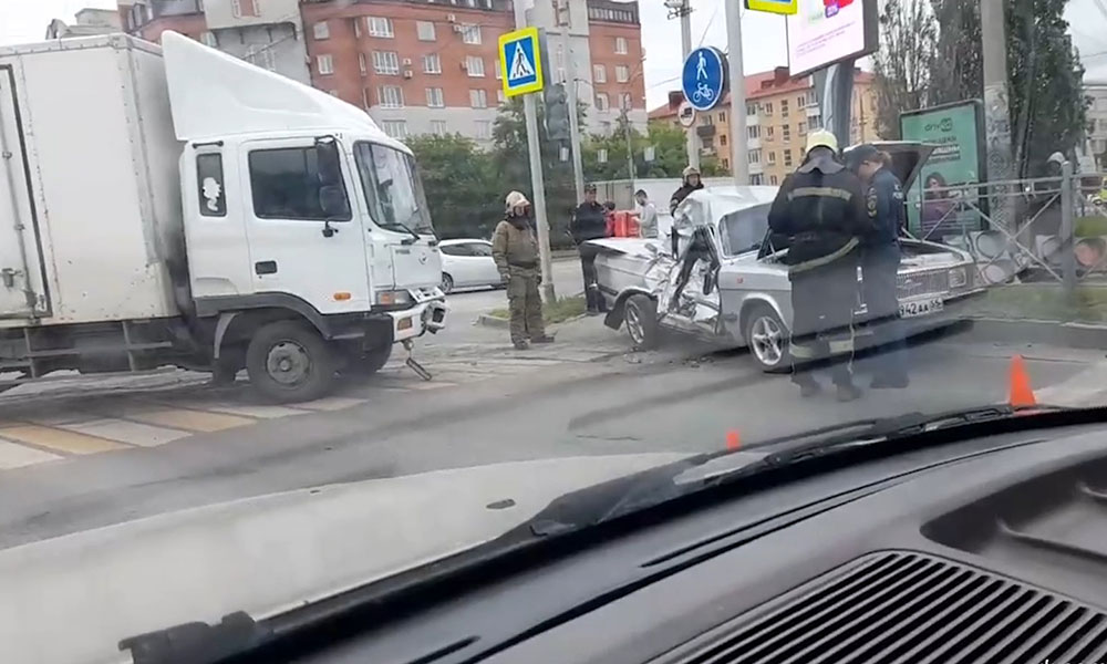 В Омске водитель пытался уйти от удара и устроил аварию с тремя автомобилями