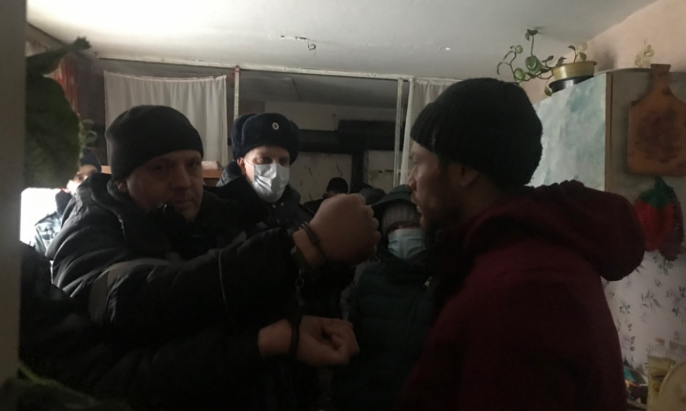 В Омской области мужчина убил соседа, ударив его несколько раз кулаком по голове