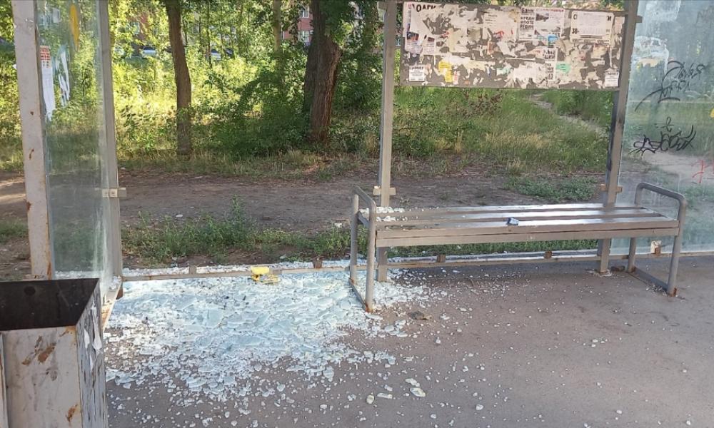 Неизвестные разбили стекло на одной из омских остановок