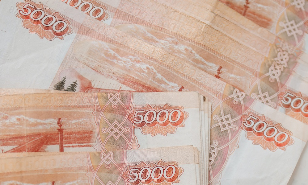 Омич целый год выдавал себя за судебного пристава, чтобы похитить около 2 млн рублей у знакомого 