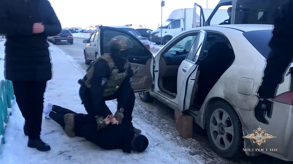 В Омске задержали двоих новосибирцев, которые забирали деньги у пенсионеров, обманутых аферистами