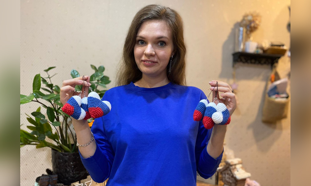 Омичка вяжет для участников СВО сердца с триколором
