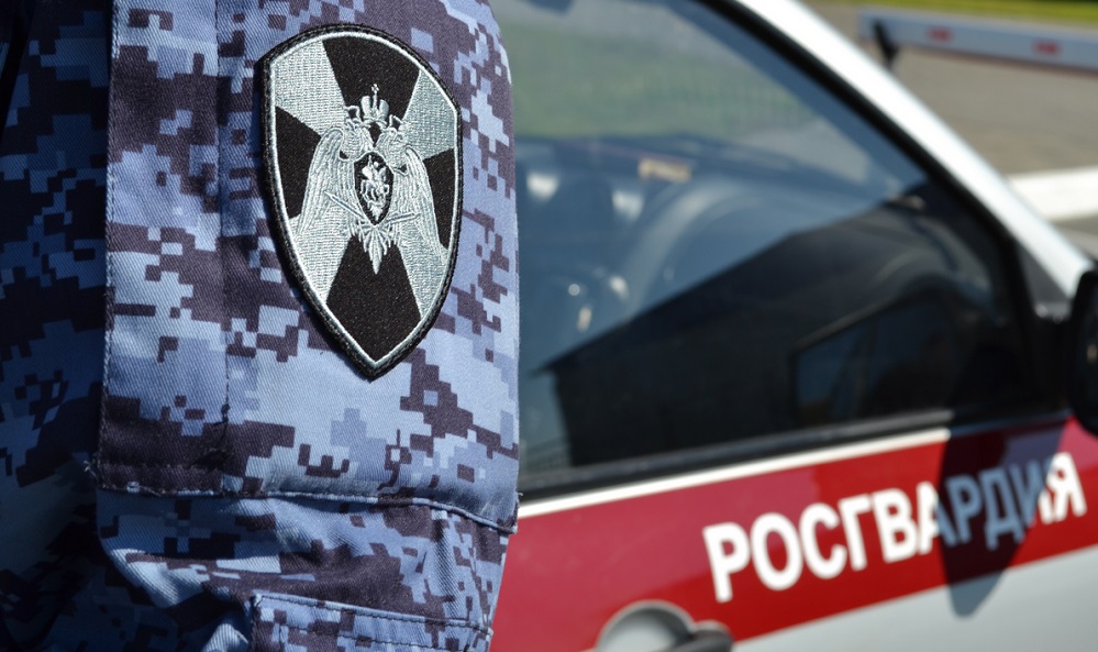 В Омске задержали неадекватного мужчину с ножом