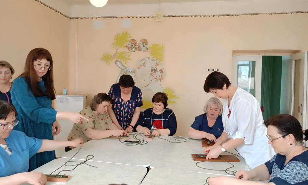 Полтавские медики освоили плетение тактических браслетов для участников СВО