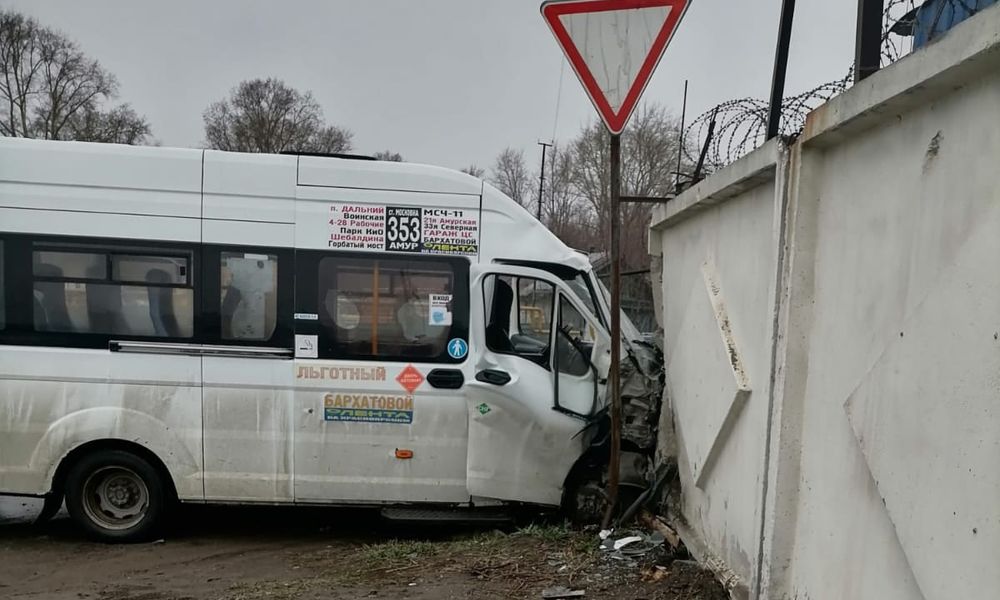 В Омске проверят перевозчика, маршрутка которого врезалась в бетонный забор