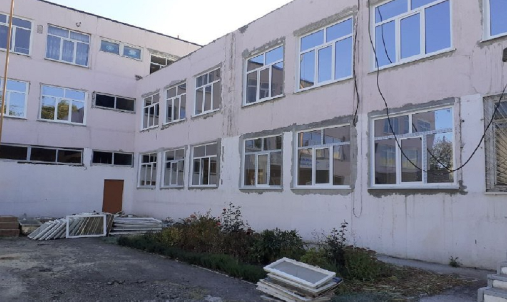 Омские рабочие завершают ремонт гимназии в Стаханове
