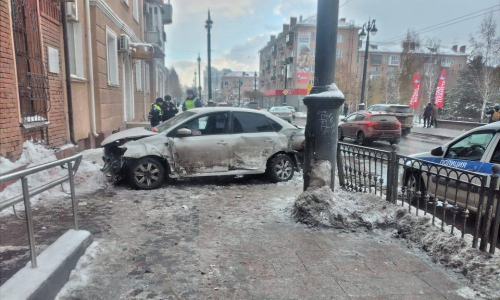 В Омске автомобиль сбил двух пешеходов