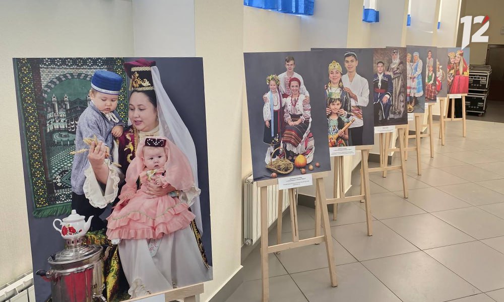 Параллельно с дискуссионными площадками работают выставки, фотопроекты «Этномама, Этнодети» и «Жена героя»
