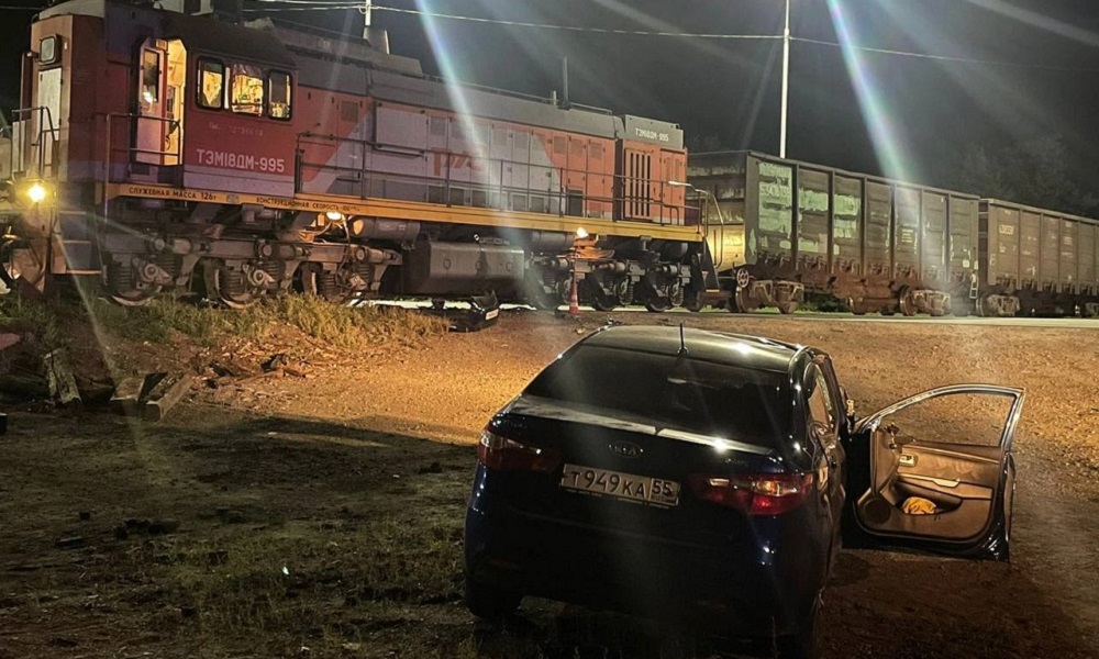 В Омской области Kia Rio врезалась в грузовой поезд