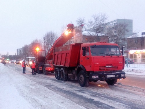 Уборка снега в Омске продолжается круглосуточно