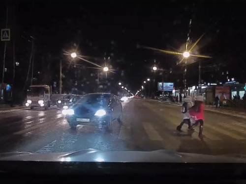 В Омске проехавший по встречке на красный свет водитель попал на видео