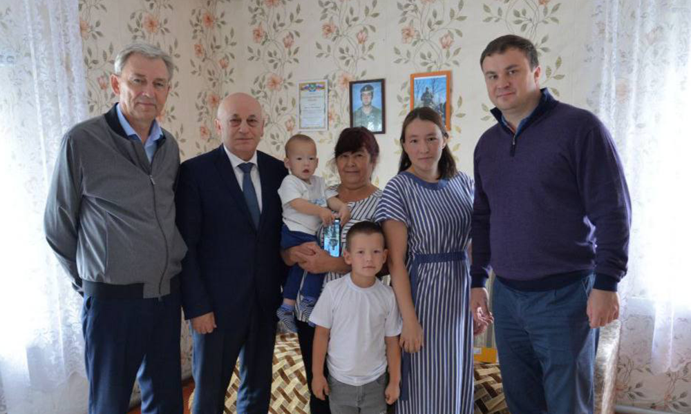 Виталий Хоценко встретился с семьёй участника СВО Артёма Артемьева в Усть-Ишимском районе