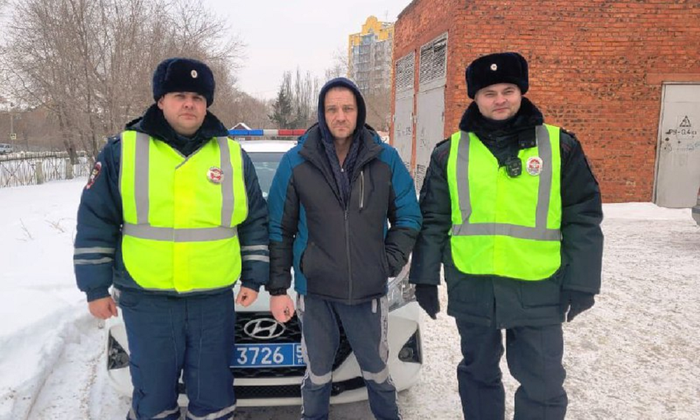 Омские инспекторы ДПС помогли мужчине с травмой руки