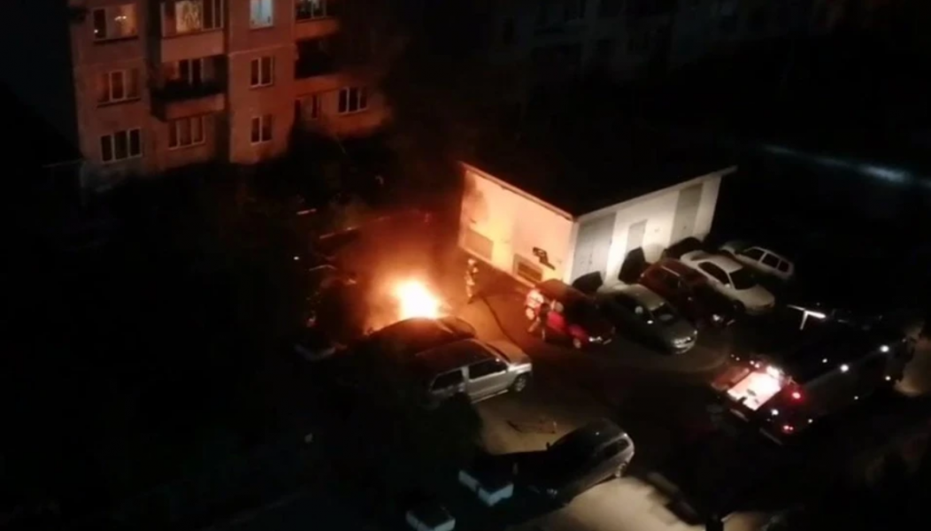 В Омске на Левом берегу неизвестный поджëг машину [ВИДЕО]