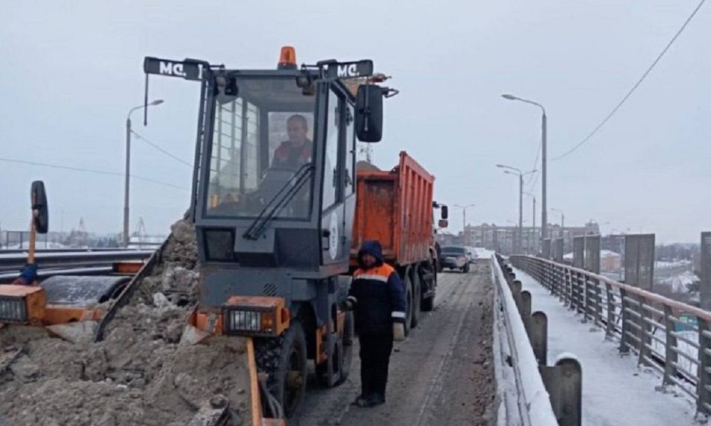 Омские сотрудники УДХБ очищают дороги от снега и наледи