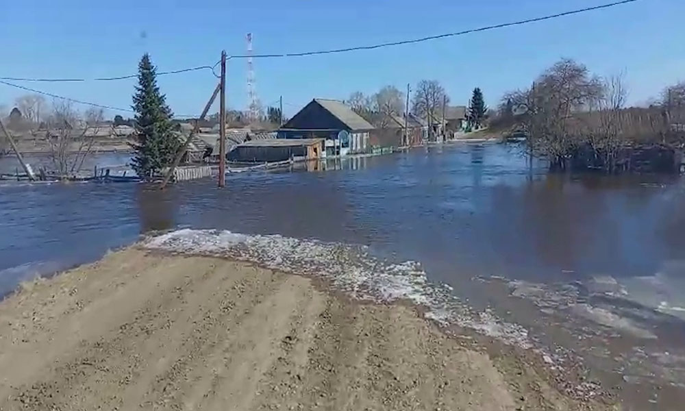 В Омской области затопило водой дороги к восьми населённым пунктам 