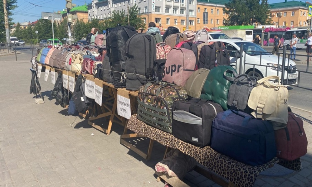 В Советском округе Омска незаконно торговали постельным бельём и сумками