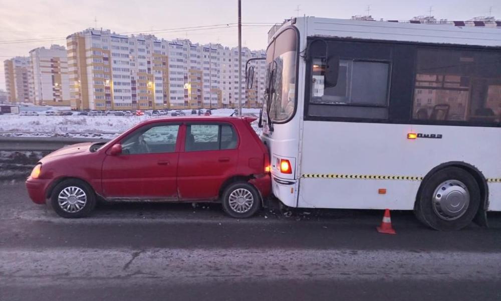 35-летний омич пострадал в необычном ДТП с пассажирским автобусом 