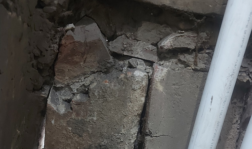 В Омске в подъезде дома на Космическом проспекте обвалилась стена