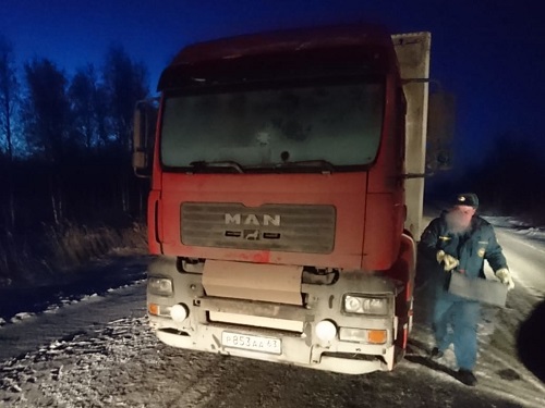 Сотрудники омского МЧС спасли замёрзшего водителя большегруза