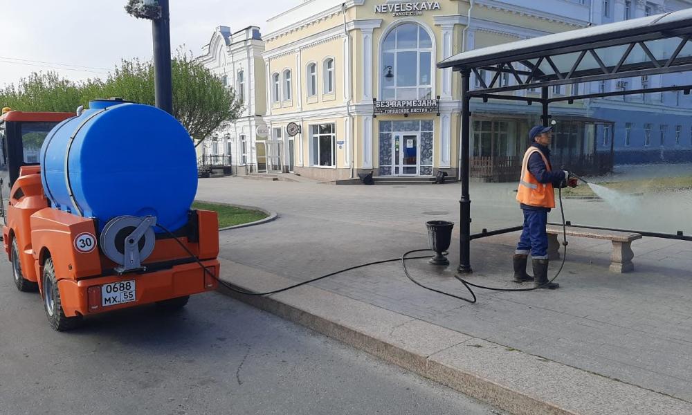 В Омске рабочие вывезли почти 5 тонн мусора после праздничных мероприятий 