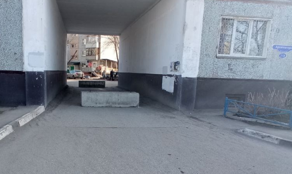 Жителям дома на бульваре Архитекторов заблокировали выезд из двора