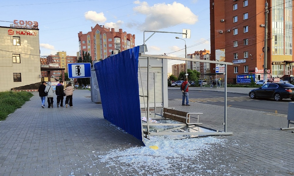 В Омске сильный ветер перевернул остановку