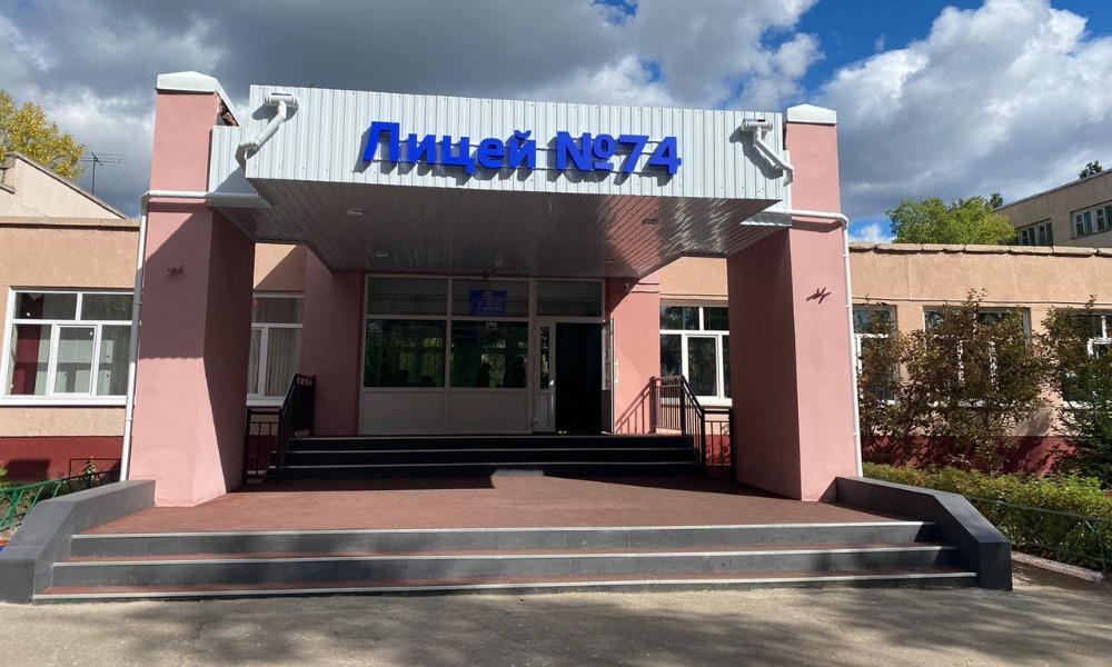 В Омске в рамках меценатской помощи продолжается ремонт лицея № 74 и Центра творчества «Созвездие» 