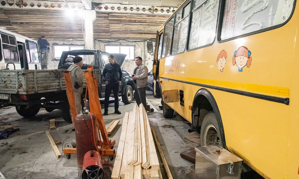 Омские волонтёры переоборудуют автобусы в мобильные бани для участников СВО