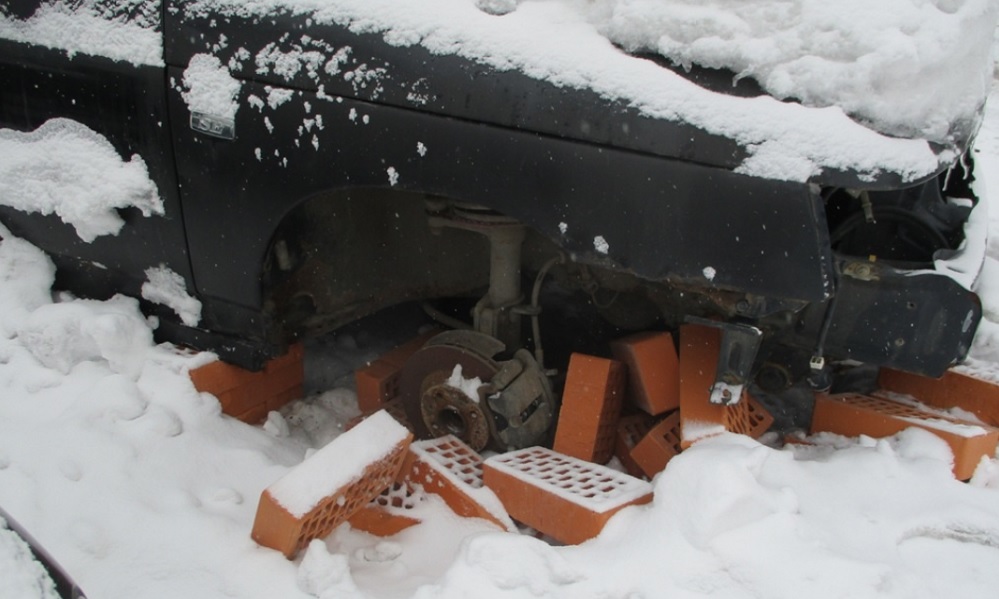 Двое омичей украли колёса с автомобиля, стоявшего на парковке у дома